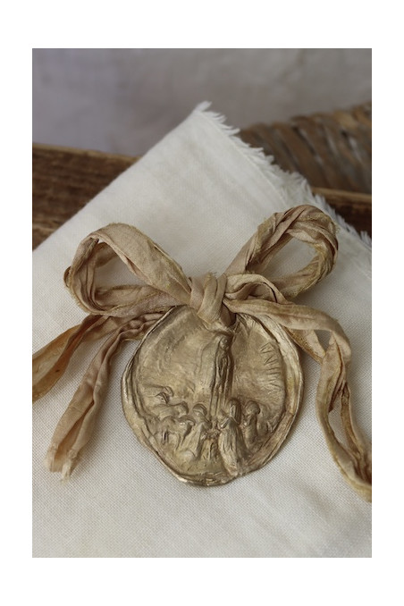 Medalla rústica de la Virgen de Fátima para carrito en latón. Hecha artesanalmente por Sandra Bellew.