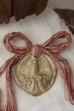 Medalla rústica de la Virgen de Fátima para carrito en latón. Hecha artesanalmente por Sandra Bellew.