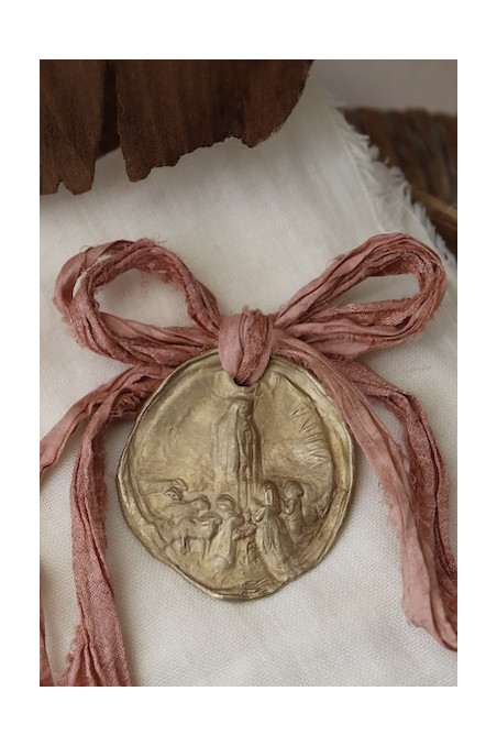 Medalla rústica de la Virgen de Fátima para carrito en latón. Hecha artesanalmente por Sandra Bellew.