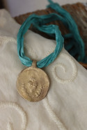 Medalla rústica del Sagrado Corazón en latón. Hecha artesanalmente por Sandra Bellew.