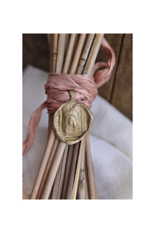 Medalla rústica de la Virgen de los Dolores para ramo en latón. Hecha artesanalmente por Sandra Bellew.