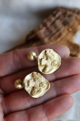 Gemelos rústicos del Espíritu Santo en latón. Hechos artesanalmente por Sandra Bellew.