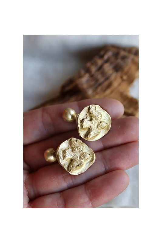 Gemelos rústicos del Espíritu Santo en latón. Hechos artesanalmente por Sandra Bellew.