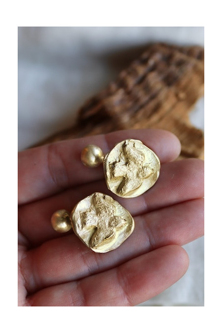 Gemelos rústicos del Espíritu Santo en latón. Hechos artesanalmente por Sandra Bellew.