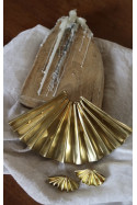 Broche y pendientes en forma de abanico. Hecho artesanalmente por Sandra Bellew.