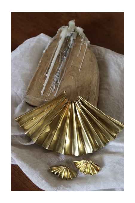 Broche y pendientes en forma de abanico. Hecho artesanalmente por Sandra Bellew.