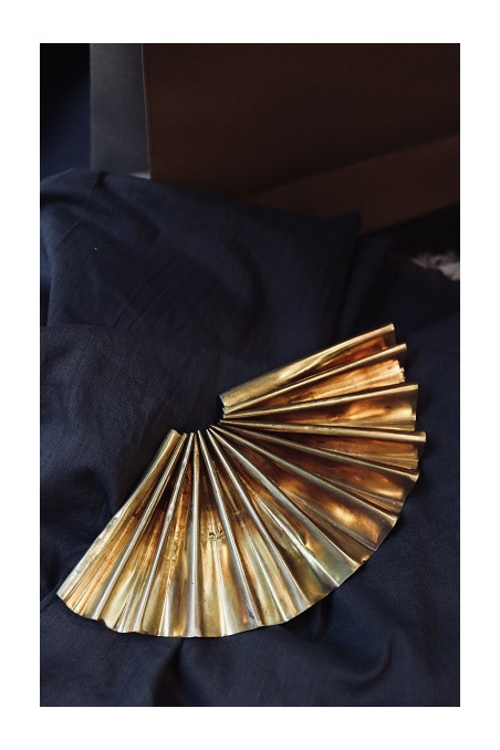 Broche en forma de abanico. Hecho artesanalmente por Sandra Bellew.