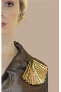 Broche en forma de abanico. Hecho artesanalmente por Sandra Bellew.