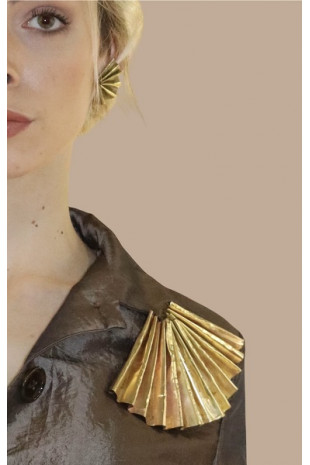 Broche en forma de abanico. Hecho artesanalmente por Sandra Bellew.