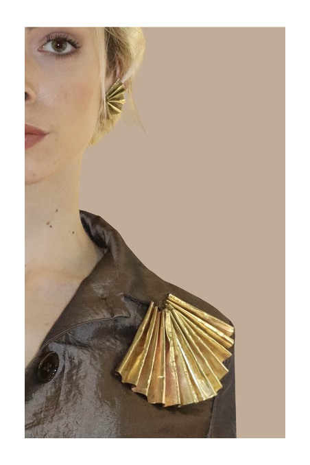 Broche en forma de abanico. Hecho artesanalmente por Sandra Bellew.