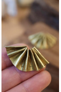 Pendientes en forma de abanico de latón. Hechos artesanalmente por Sandra Bellew.