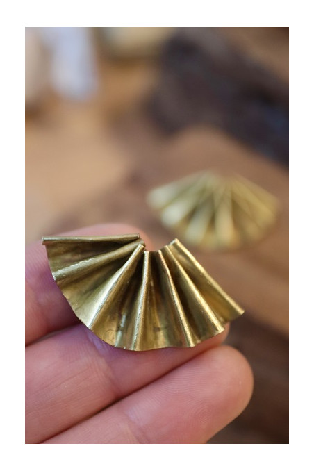 Pendientes en forma de abanico de latón. Hechos artesanalmente por Sandra Bellew.