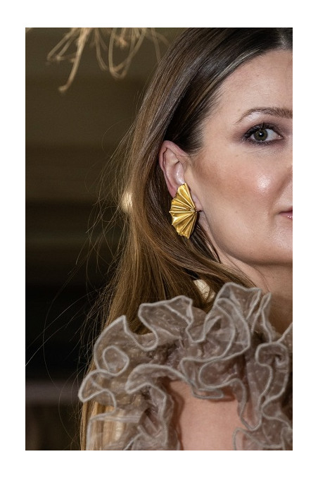 Pendientes en forma de abanico de latón. Hechos artesanalmente por Sandra Bellew.