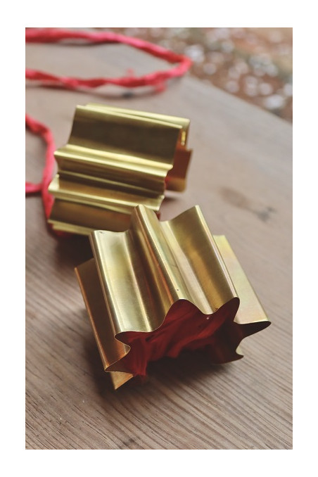 Brazalete en forma de abanico en latón con cinta de seda. Hecho artesanalmente por Sandra Bellew.