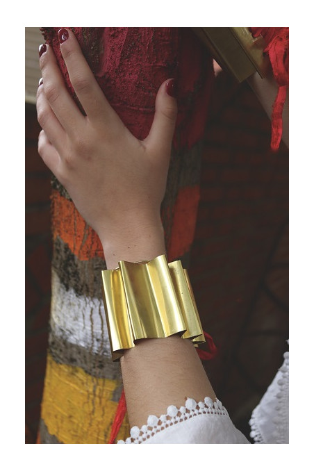 Brazalete en forma de abanico en latón con cinta de seda. Hecho artesanalmente por Sandra Bellew.