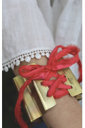 Brazalete en forma de abanico en latón con cinta de seda. Hecho artesanalmente por Sandra Bellew.