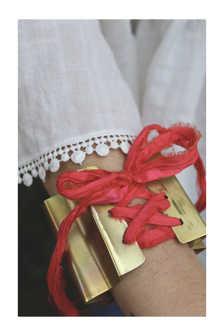 Brazalete en forma de abanico en latón con cinta de seda. Hecho artesanalmente por Sandra Bellew.