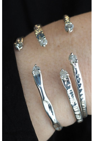 Brazalete luna plata con diamantes en bruto.