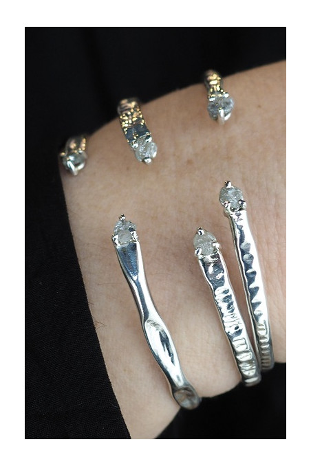 Brazalete luna plata con diamantes en bruto.