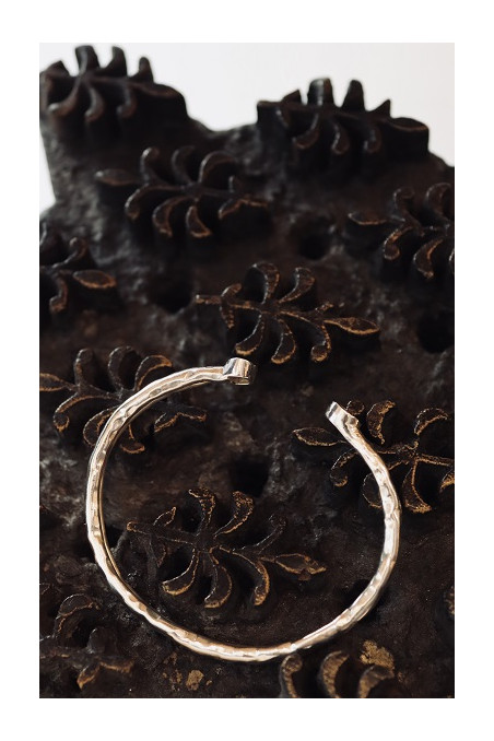 Brazalete luna plata con diamantes en bruto.