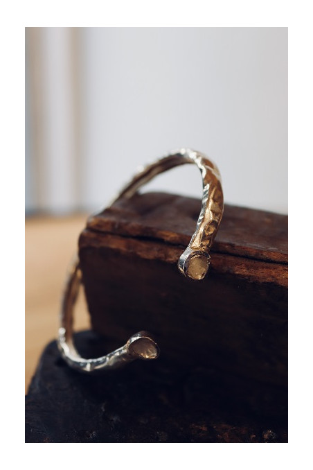 Brazalete luna plata con diamantes en bruto.