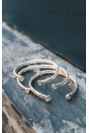Brazalete luna plata con diamantes en bruto.