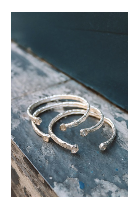 Brazalete luna plata con diamantes en bruto.