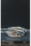Brazalete luna plata con diamantes en bruto.