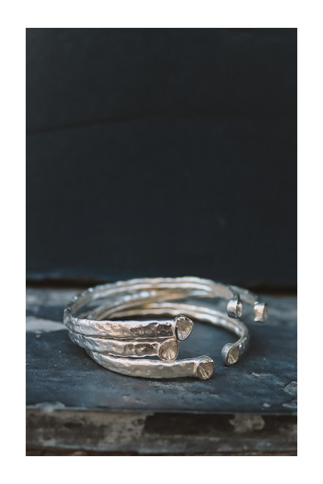 Brazalete luna plata con diamantes en bruto.