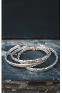 Brazalete luna plata con diamantes en bruto.