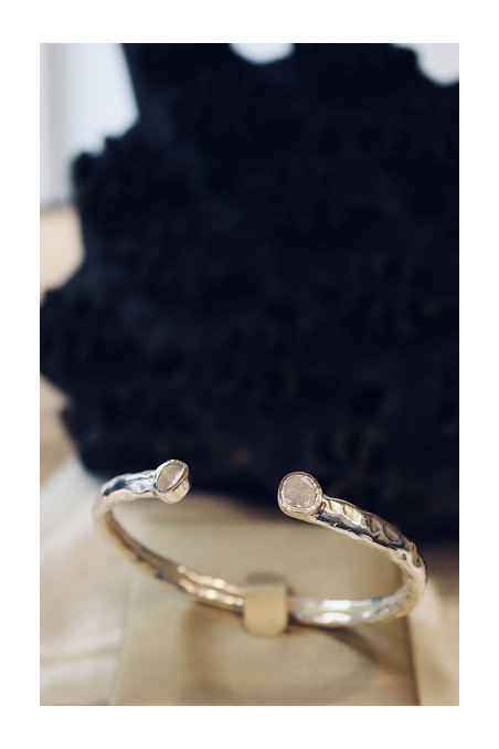 Brazalete luna plata con diamantes en bruto.