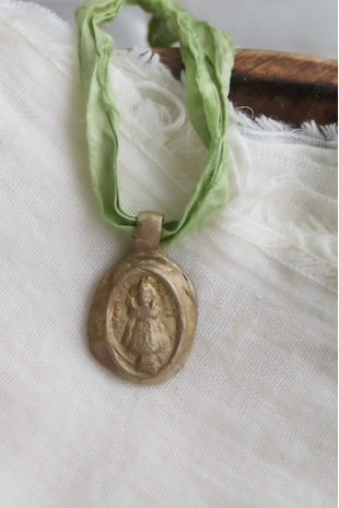 Medalla rústica del Niño de Praga en latón. Hecha artesanalmente en España por Sandra Bellew.