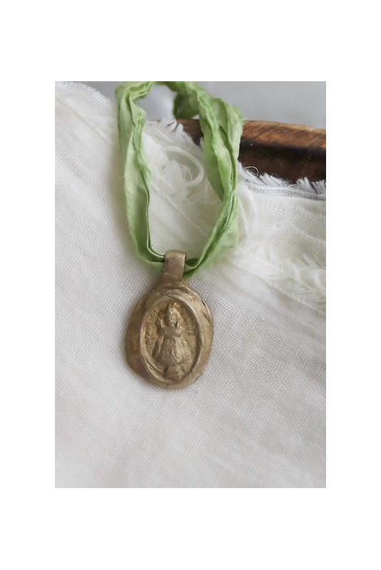 Medalla rústica del Niño de Praga en latón. Hecha artesanalmente en España por Sandra Bellew.