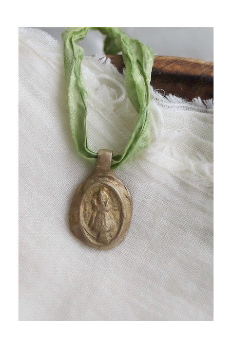 Medalla rústica del Niño de Praga en latón. Hecha artesanalmente en España por Sandra Bellew.