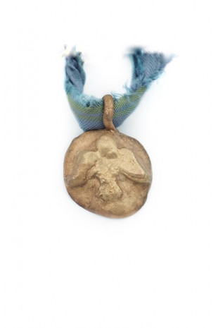 Medalla rústica del Espíritu Santo en latón. Hecha artesanalmente en España por Sandra Bellew.