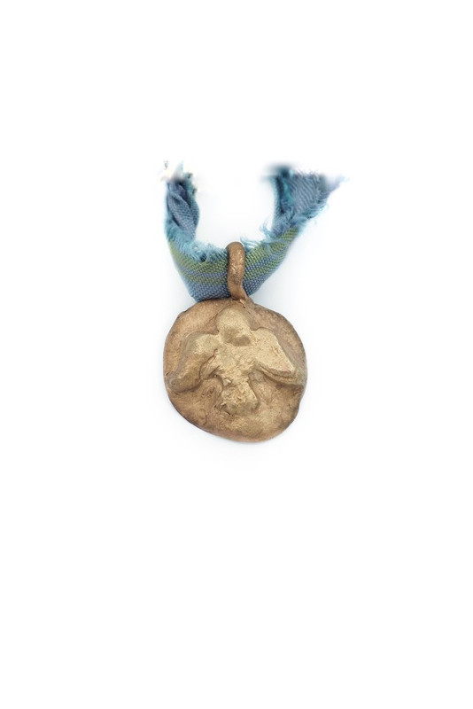 Medalla rústica del Espíritu Santo en latón. Hecha artesanalmente en España por Sandra Bellew.