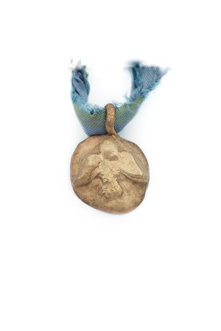 Medalla rústica del Espíritu Santo en latón. Hecha artesanalmente en España por Sandra Bellew.