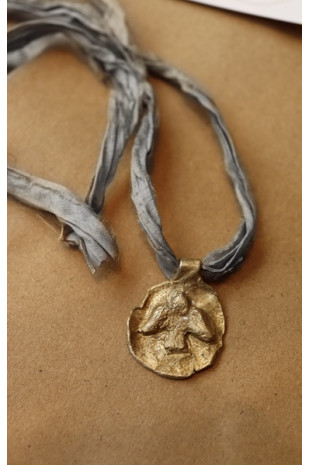 Medalla rústica del Espíritu Santo en latón. Hecha artesanalmente en España por Sandra Bellew.