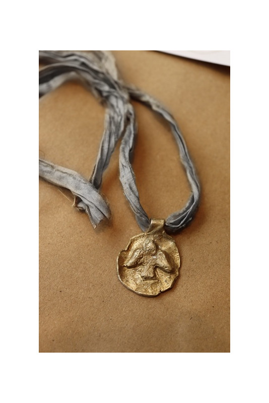 Medalla rústica del Espíritu Santo en latón. Hecha artesanalmente en España por Sandra Bellew.