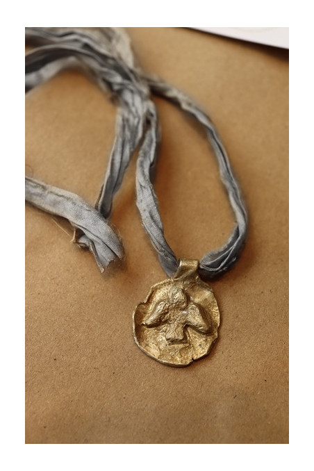 Medalla rústica del Espíritu Santo en latón. Hecha artesanalmente en España por Sandra Bellew.