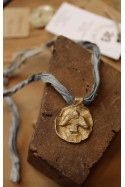 Medalla rústica del Espíritu Santo en latón. Hecha artesanalmente en España por Sandra Bellew.