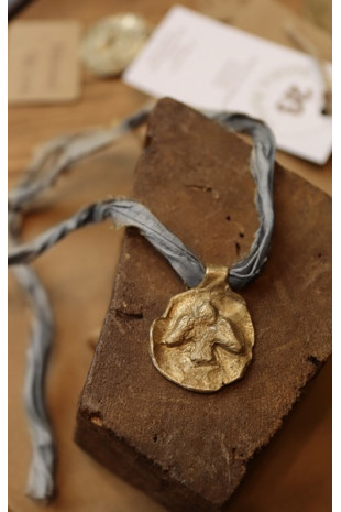 Medalla rústica del Espíritu Santo en latón. Hecha artesanalmente en España por Sandra Bellew.