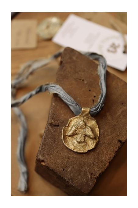 Medalla rústica del Espíritu Santo en latón. Hecha artesanalmente en España por Sandra Bellew.