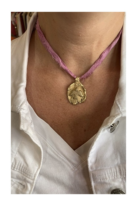 Medalla rústica del Espíritu Santo en latón. Hecha artesanalmente en España por Sandra Bellew.