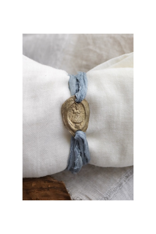 Pulsera rústica del Niño de Praga en latón. Hecha artesanalmente en España por Sandra Bellew.