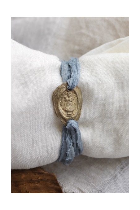 Pulsera rústica del Niño de Praga en latón. Hecha artesanalmente en España por Sandra Bellew.