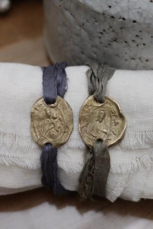 Pulsera rústica Escapulario en latón. Hecha artesanalmente en España por Sandra Bellew