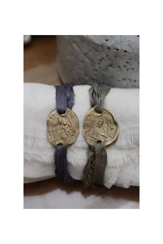 Pulsera rústica Escapulario en latón. Hecha artesanalmente en España por Sandra Bellew