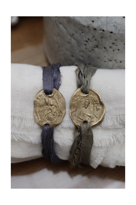 Pulsera rústica Escapulario en latón. Hecha artesanalmente en España por Sandra Bellew