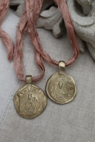 Medalla rústica escapulario en latón. Hecha artesanalmente en España por Sandra Bellew